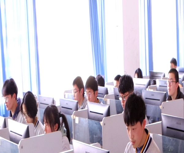 濟(jì)南應(yīng)用技術(shù)職業(yè)中等專業(yè)學(xué)校軟件與信息服務(wù)專業(yè) 聚焦技術(shù)開(kāi)發(fā)與銷售，培育復(fù)合型IT人才